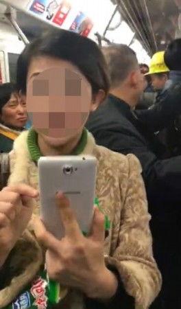 网友爆料吃鸡脚视频,吃鸡脚视频引发热议，揭秘网络直播背后的秘密  第3张